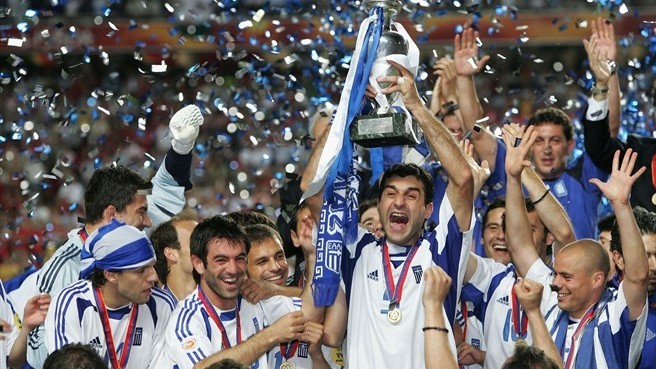 Các cầu thủ Hy Lạp vỡ òa trong niềm vui chiến thắng trên bục nhận cúp vô địch